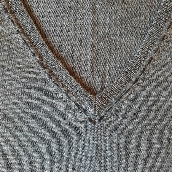 Liz Claiborne wool,grey V- neck    sweater size XL. - Picture 2 of 13